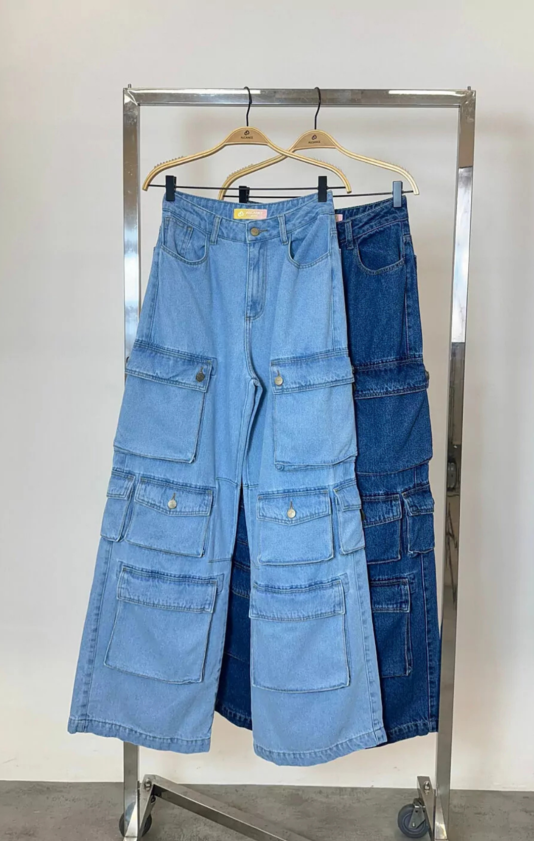 Calça Bolsos Cargo Iconic em Jeans