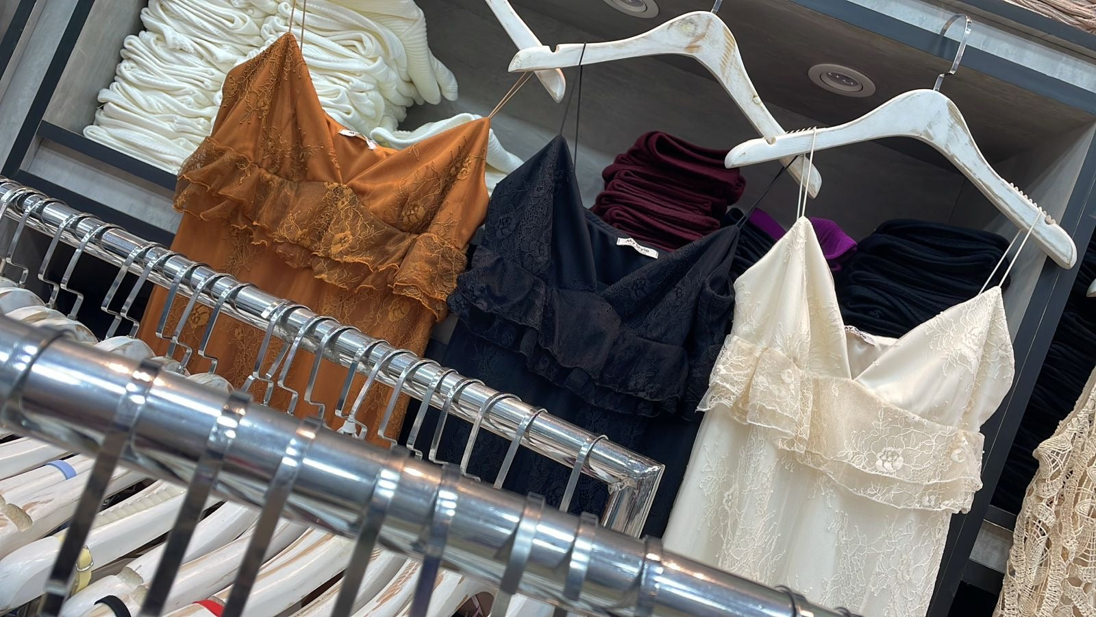 Vestido Midi Rendado Alcinha