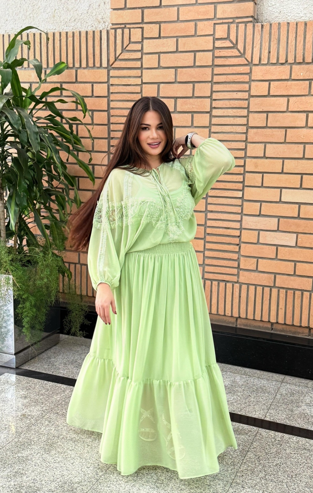 Vestido Plus Size Boho Longo Detalhe Rendado em Chiffon