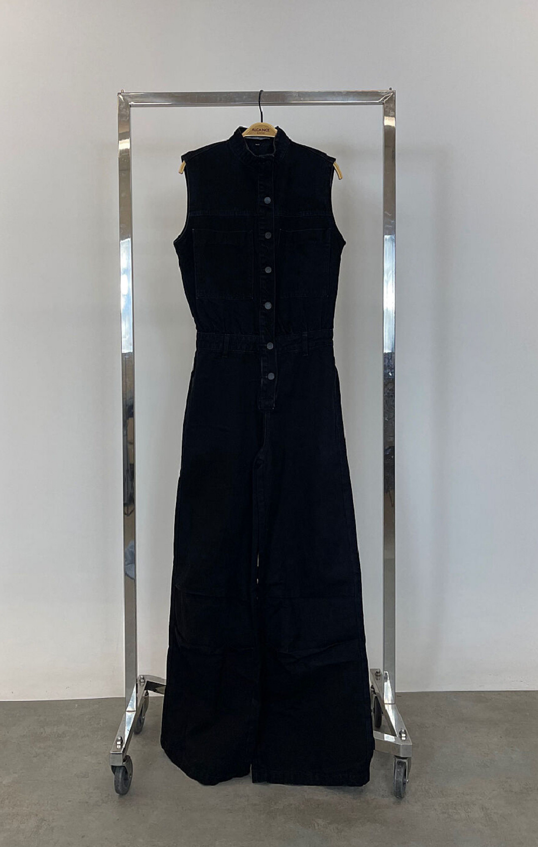 Macacão Longo Jeans Cinturado.  Botões