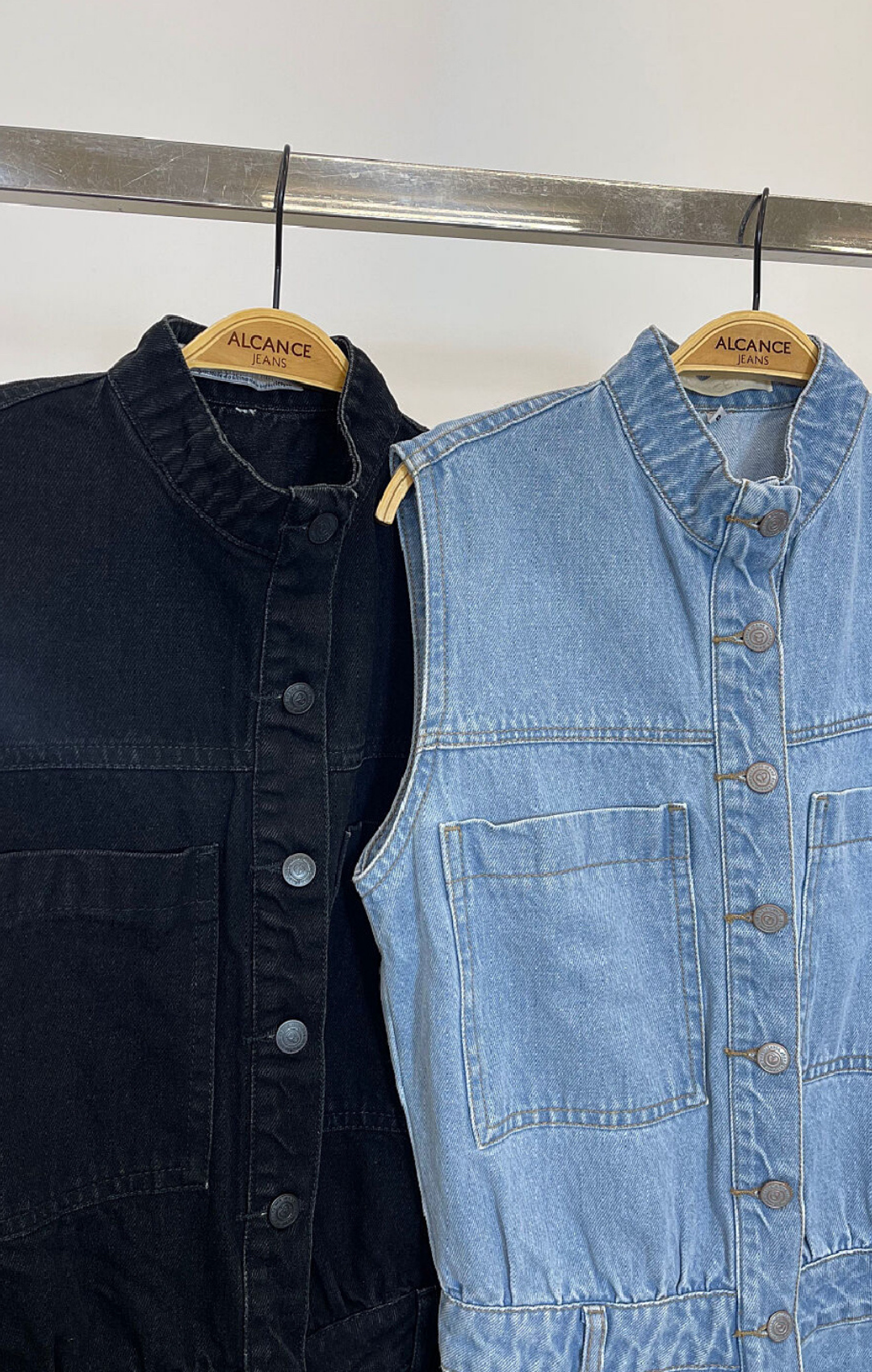 Macacão Longo Jeans Cinturado.  Botões