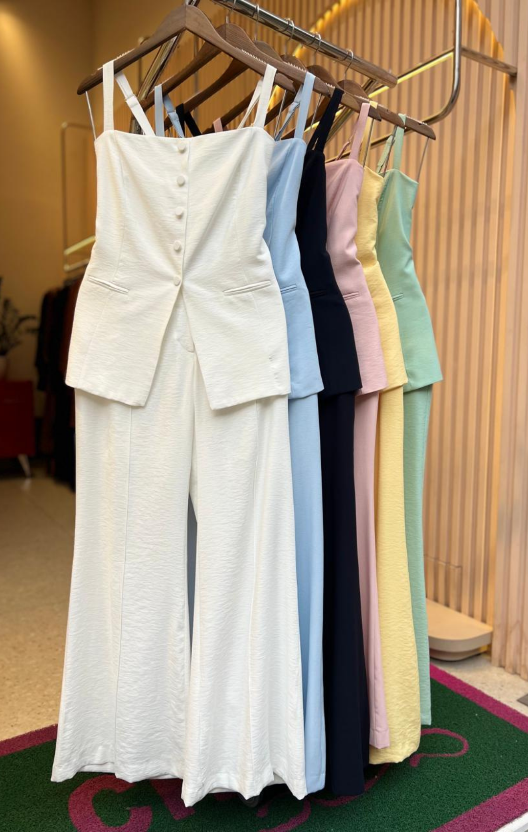 Conjunto Plus Suzie Colete e Calça Pantalona Alfaiataria