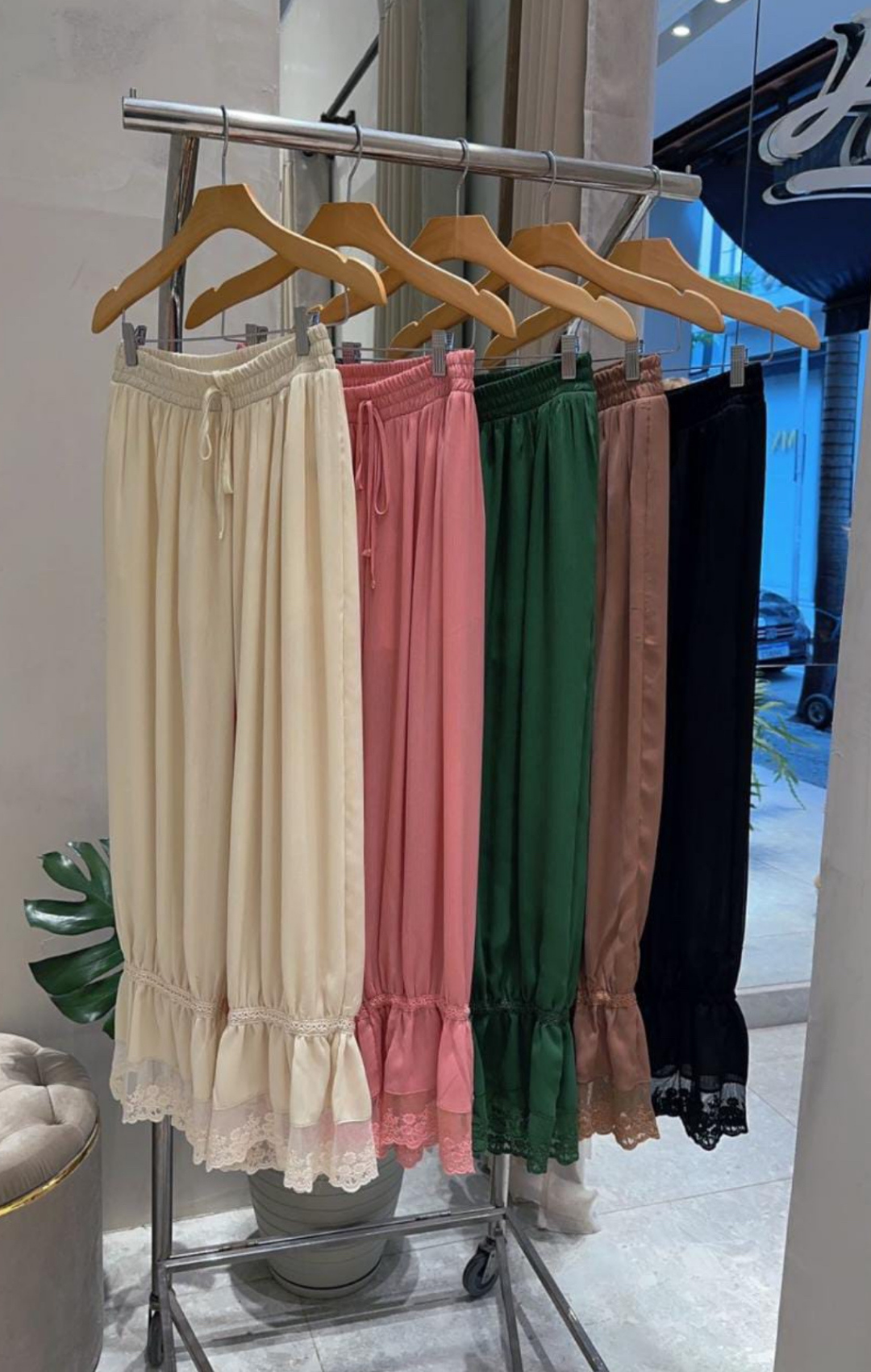 Calça Aladim Barra Rendada em Chiffon